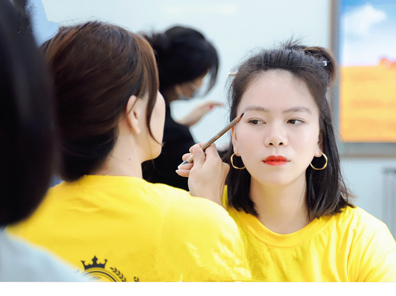 做半永久纹绣时纹绣师必须做准备工作